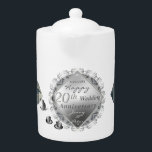 2 Fotos 20 Jubiläum Platinum Emblem<br><div class="desc">Suchen Sie nach dieser einzigartigen,  originellen Grafik,  20. Hochzeitstag entworfen Porzellan Teekanne für sie? Dann könnte das sein. Originalkunstwerk,  Porzellangrafik und silbernes Emblem auf diesem beeindruckend bedruckten weißen Teekessel! Sie werden das ganze Jahr über begeistert sein:)</div>