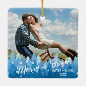 2 Fotos Blauer Farbton Merry & Bright Keramikornament (Rückseite)