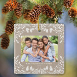 2 Fotos Familie Winter Grün Tan Weihnachten Keramikornament<br><div class="desc">Dieses helle Weihnachtsschmuck zeigt eine elegante,  weiße Wintergrün-Abbildung,  die das horizontale Foto umrahmt. Das Design bietet Platz für 2 Ihrer Lieblingsbilder,  eines auf der Vorderseite und eines auf der Rückseite. Dieses schöne Sake-Ornament mit Ihrem Familiennamen und dem Jahr.</div>