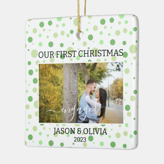 2 Fotos Green Polka Dot Erste Weihnacht Verlobt Keramikornament (Links)