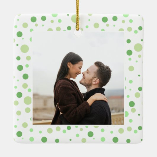 2 Fotos Green Polka Dot Erste Weihnacht Verlobt Keramikornament (Rückseite)