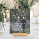 2 Fotos & QR Codes Begrüßung Begrüßung Begrüßung B<br><div class="desc">Herzlich willkommen an Ihrem Hochzeitsempfang mit schicken, modernen Foto- und QR Code Tischnummer Karten. Bilder und Formulierungen sind einfach zu personalisieren und können auf Vorder- und Rückseite unterschiedlich oder gleich sein. Falls gewünscht, ändern Sie "die Liebe erfassen" in "Flitterwochenfond", "ein besonderer Dank", "Menü", "unsere Liebe" oder einen anderen Text Ihrer...</div>