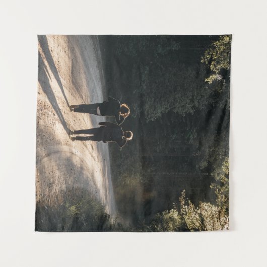 2 Frauen gehen auf der Straße zwischen Bäumen in d Wandteppich (Vorderseite (Horizontal))