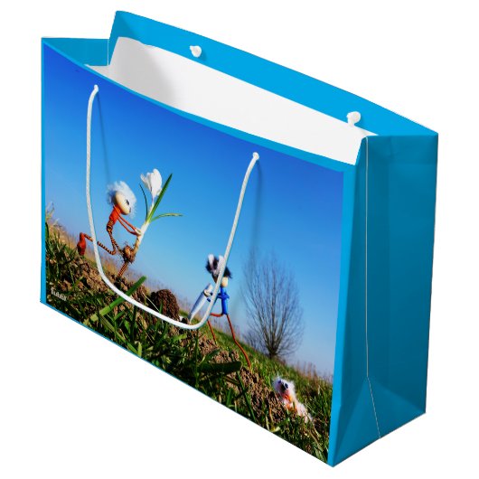 2 Fubby's die een bol krokus planten. Große Geschenktüte (Vorderseite Schrägansicht)