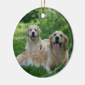 2 goldene Retriever, die in Gras legen Keramik Ornament (Links)