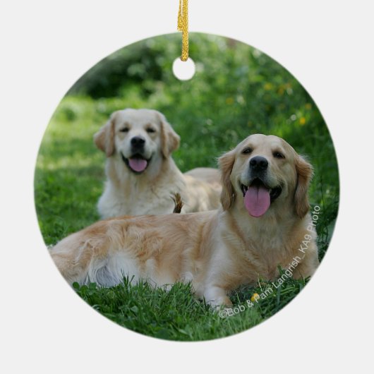 2 goldene Retriever, die in Gras legen Keramik Ornament (Hinten)