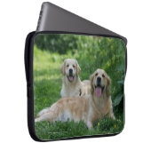 2 goldene Retriever, die in Gras legen Laptopschutzhülle (Vorne Rechts)