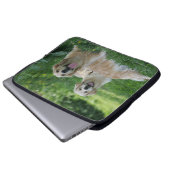 2 goldene Retriever, die in Gras legen Laptopschutzhülle (Vorne Knopf)