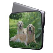 2 goldene Retriever, die in Gras legen Laptopschutzhülle (Vorderseite Links)