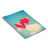 2 Helle, rote Herz gestreifte Ballons schweben nac Notizblock (Rechte Seite)