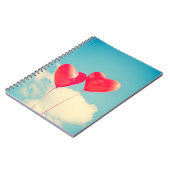 2 Helle, rote Herz gestreifte Ballons schweben nac Notizblock (Linke Seite)