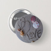 2 Herz im Sand mit Muscheln mit Liebe Button (Vorne & Hinten)
