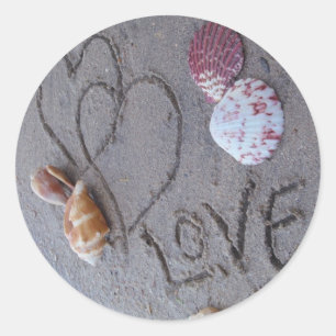 2 Herz im Sand mit Muscheln mit Liebe Runder Aufkleber