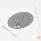 2 Herz im Sand mit Muscheln Ovaler Aufkleber (Umschlag)