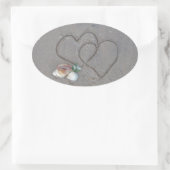 2 Herz im Sand mit Muscheln Ovaler Aufkleber (Tasche)