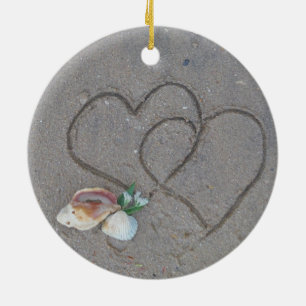 2 Herzen im Sand mit Muscheln Keramikornament