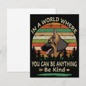 2 In A World Where You Can Be Anything Be Kind Vin Einladung (Vorne/Hinten)