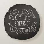 2. Jubiläum Geschenk für ihre Chalk Herz Hand Dra Rundes Kissen<br><div class="desc">Niedlichen zwei Doodle Hand gezeichnet Herz 2. Jahr Jubiläum Design.</div>