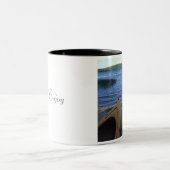 2 Kajaks, entspannen sich u. genießen Zweifarbige Tasse (Mittel)