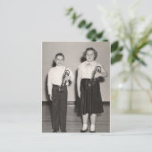 2 Kinder mit Trumps Postkarte (Stehend Vorderseite)