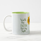 2 Korinthen 5:7 Zu Fuß durch den Glauben nicht dur Zweifarbige Tasse (Links)