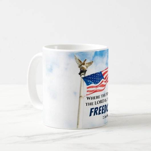 2 Korinther 3:17 Es gibt Freiheit, die amerikanisc Kaffeetasse (Vorderseite Links)