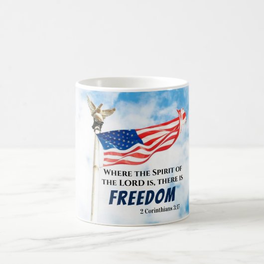 2 Korinther 3:17 Es gibt Freiheit, die amerikanisc Kaffeetasse (Mittel)