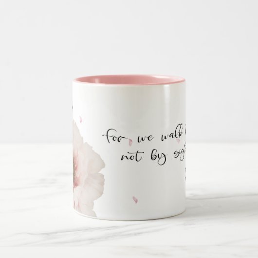 2 Korinther 57 gehen durch Glauben, nicht durch Si Zweifarbige Tasse (Mittel)