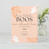 2 Little Boos Twin Baby Dusche Einladung (Stehend Vorderseite)