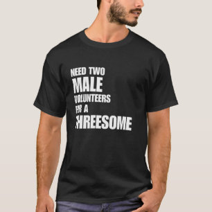 2 männliche Freiwillige für einen dreiseitigen Erw T-Shirt