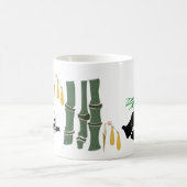 2 Pandas essen Bambus im tropischen Wald Kaffeetasse (Mittel)