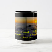 2 Peter 1:2 Zweifarbige Tasse (Mittel)