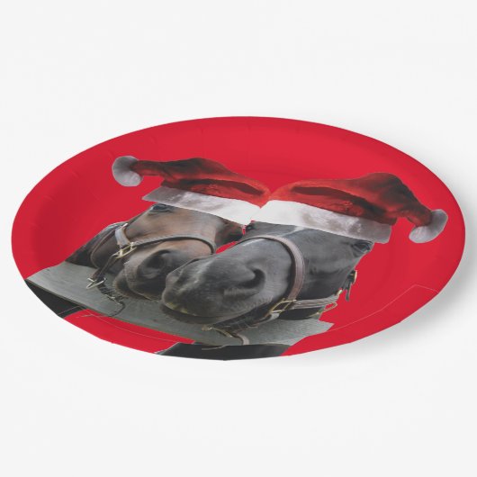 2 Pferde mit Weihnachtsmänner Pappteller (Schrägansicht)