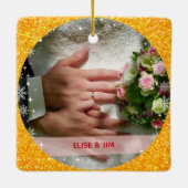 2 Photos Our First Christmas Mr Mrs Gold Glitter Keramikornament (Rückseite)