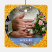 2 Photos Our First Christmas Mr Mrs Gold Glitter Keramikornament (Rückseite)