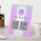 2 QR-Codes hier Lila Logo für Glitzer Sockelschild (In SItu)