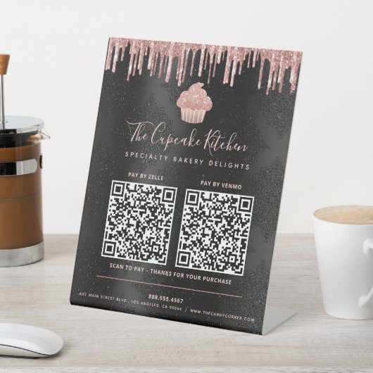2 QR Codes hier Pink Cupcake Glitzer Schwarz Sockelschild (In SItu)