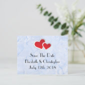 2 Rote Herzen auf Icy Blue Marmor Save the Date Ankündigungspostkarte (Stehend Vorderseite)