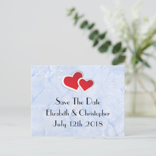 2 Rote Herzen auf Icy Blue Marmor Save the Date Ankündigungspostkarte (Stehend Vorderseite)