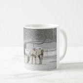 2 Schneepferde im Winter unter einem Baum Stehend Kaffeetasse (VorderseiteRechts)