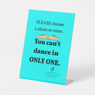 2 Schuhe oder kein Cyan Sockelschild