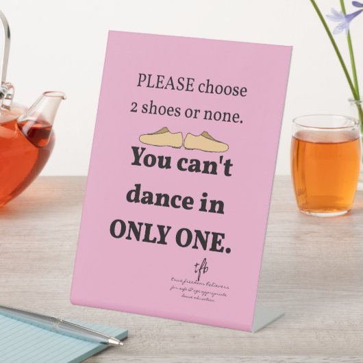 2 Schuhe oder kein helles Rosa Sockelschild (In Situ)