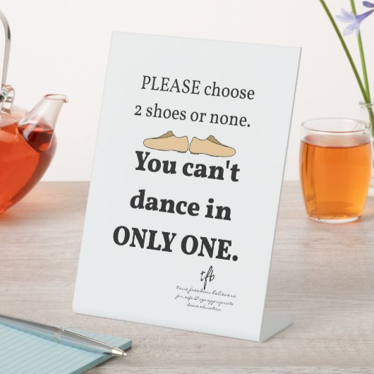 2 Schuhe oder keine weißen Sockelschild (In Situ)