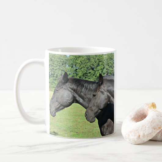 2 Schwarze Pferde Kopf zu Kopf Kaffeetasse (Mit Donut)