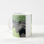 2 Schwarze Pferde Kopf zu Kopf Kaffeetasse (Vorderseite Links)