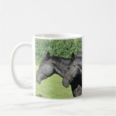 2 Schwarze Pferde Kopf zu Kopf Kaffeetasse (Links)