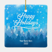 2-seitig Custom Blue Snow & Forest Frohe Weihnacht Keramikornament (Rückseite)