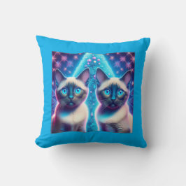 2 Siamische Kätzchen, die mit Weihnachtsbaum einge Kissen