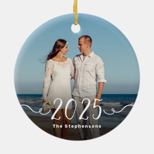 2-Sided 2025 Elegant Script Overlay Double Photo Keramik Ornament (Hinten)