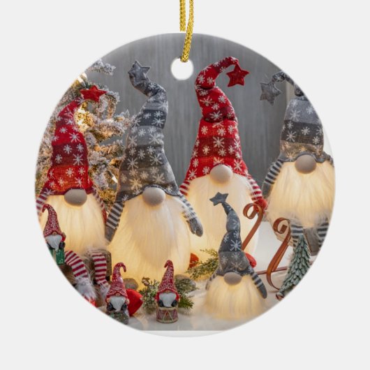 "2 SIDED GNOME und IVY AND HOLLY AUF ANDERER SEITE Keramik Ornament (Vorne)